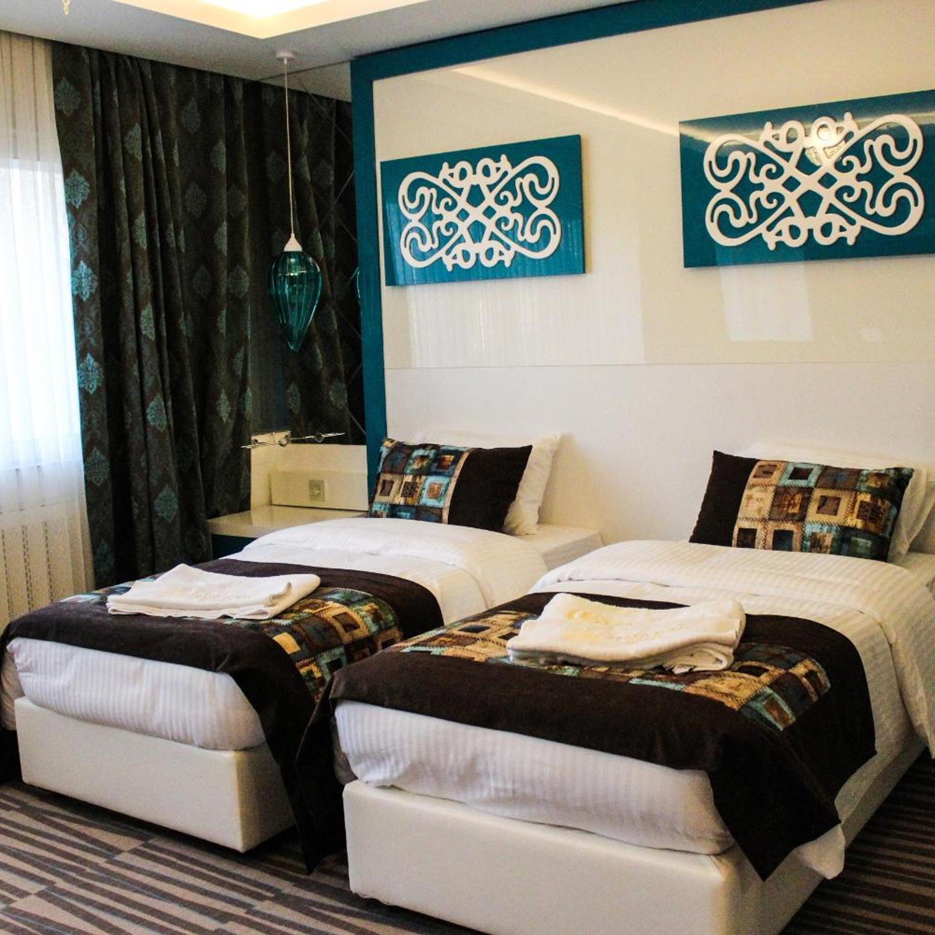 DELUXE, TWIN BEDS