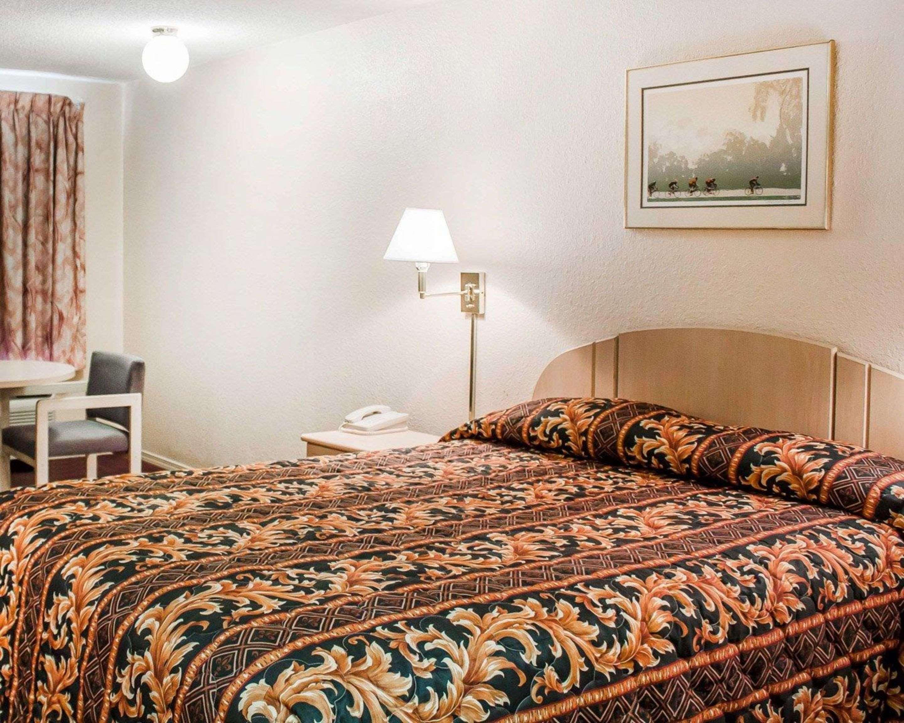 Efficiency, Queen Bed, Smoking