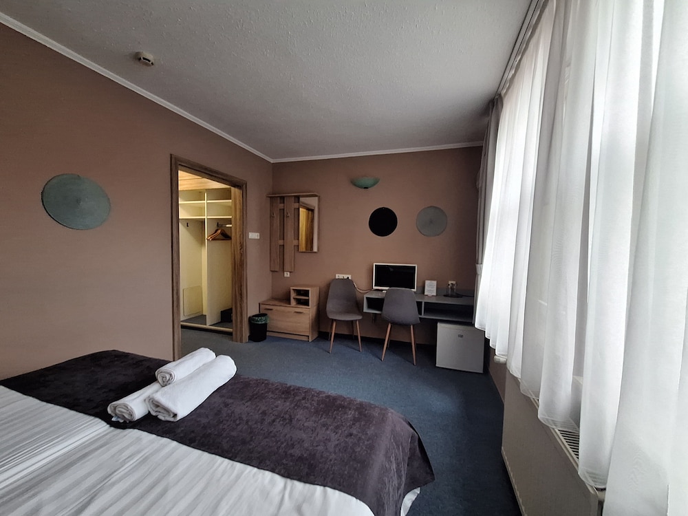 Hotel Unicornis 7/83