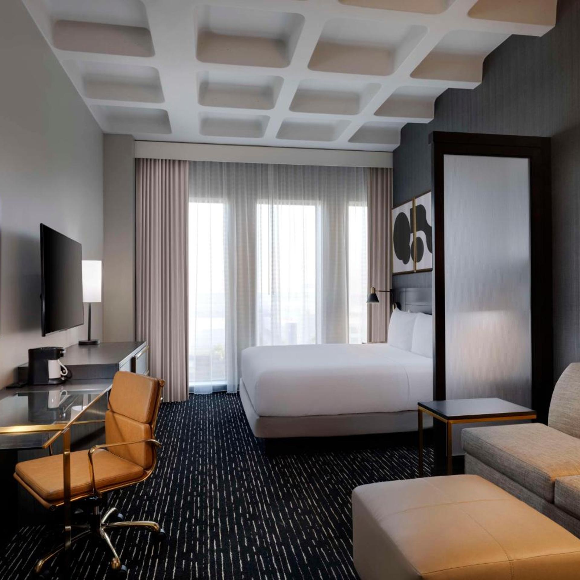 غرفة بسرير كينج مع أريكة في طابق مرتفع، Hyatt Place LAX Century Blvd 2/3