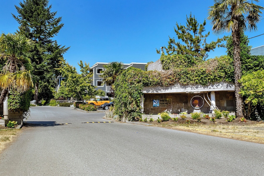 Pacific Shores Resort & Spa 32/48