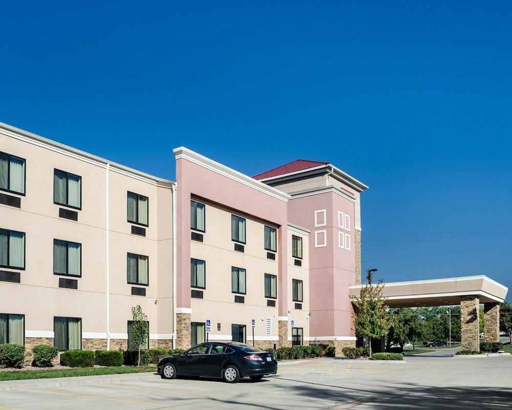Comfort Suites Topeka Northwest 30/32