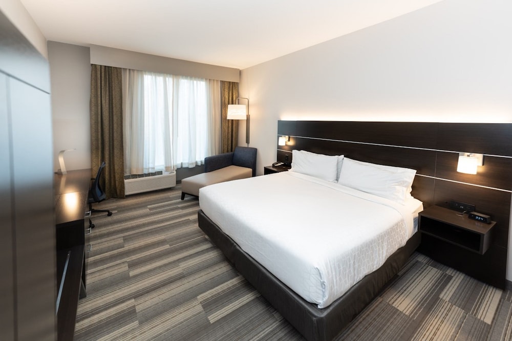 Holiday Inn Express & Suites Franklin - Berry Farms 23/77