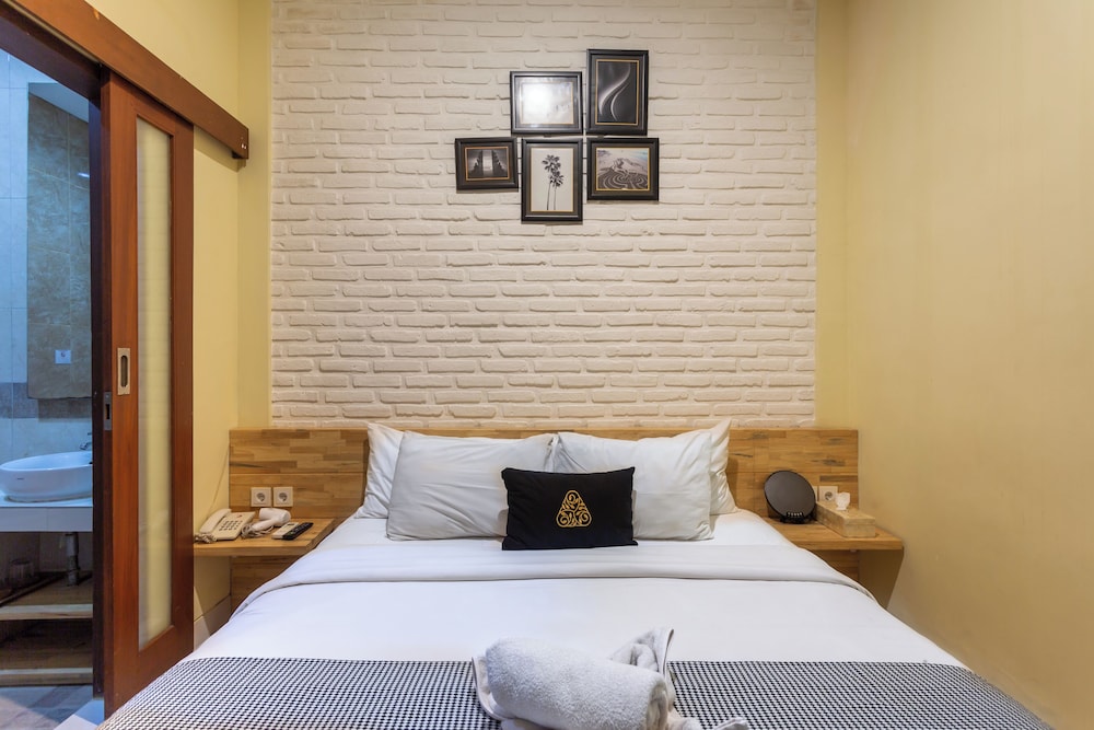 Paisa Seminyak Living 10/50