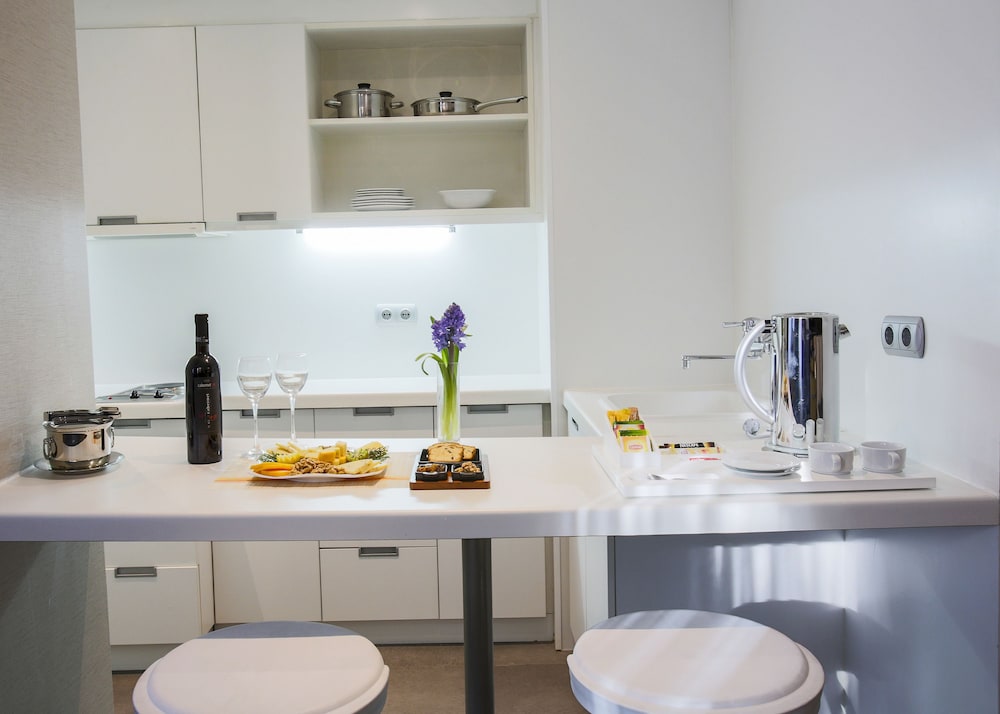 Housez Suites 54/65