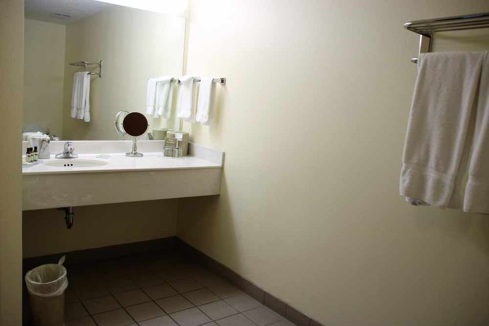 Hawthorn Suites By Wyndham Louisville East 7/25