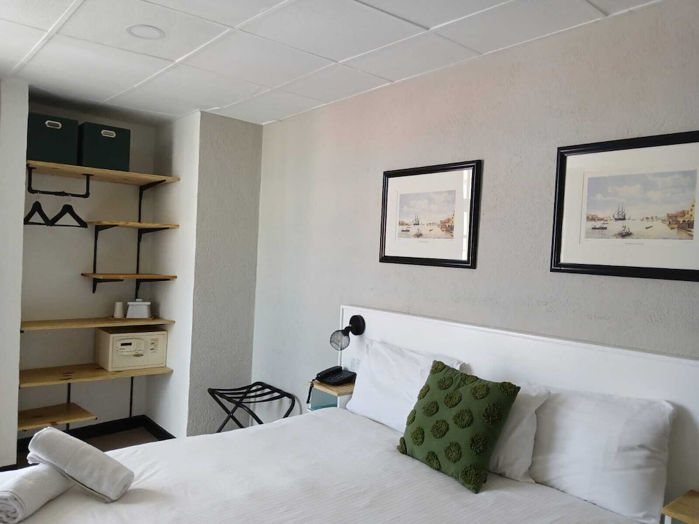 DELUXE, QUEEN BED, BALCONY