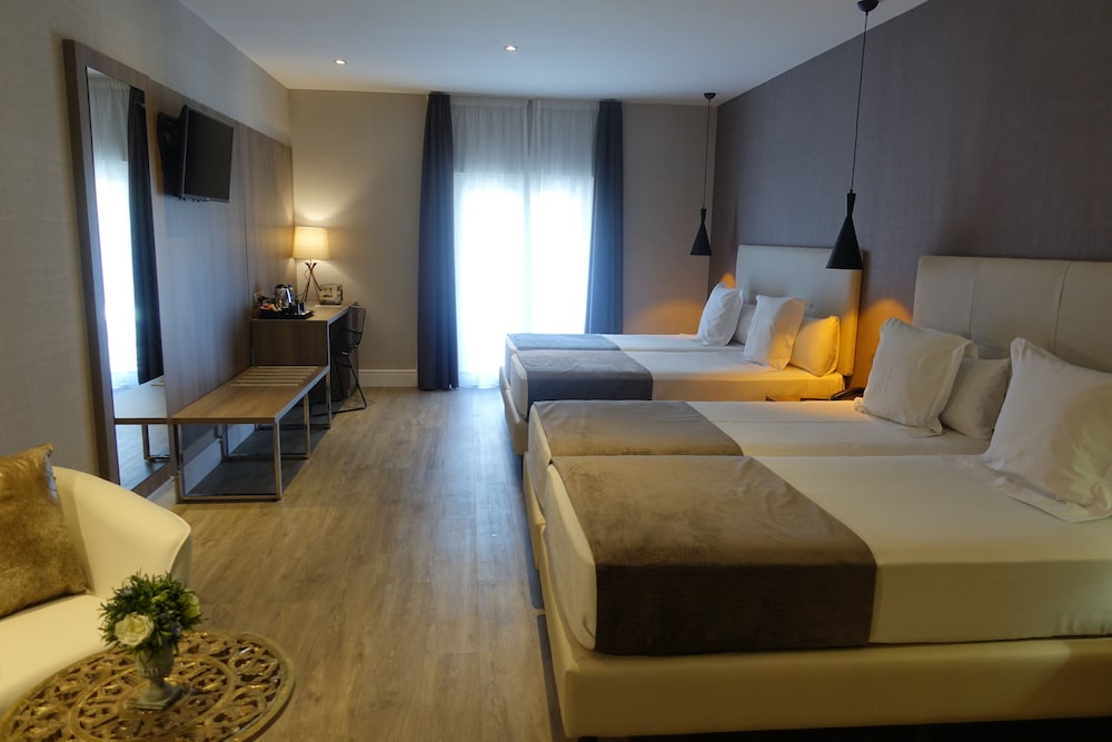 Oasis Hotel 24/69