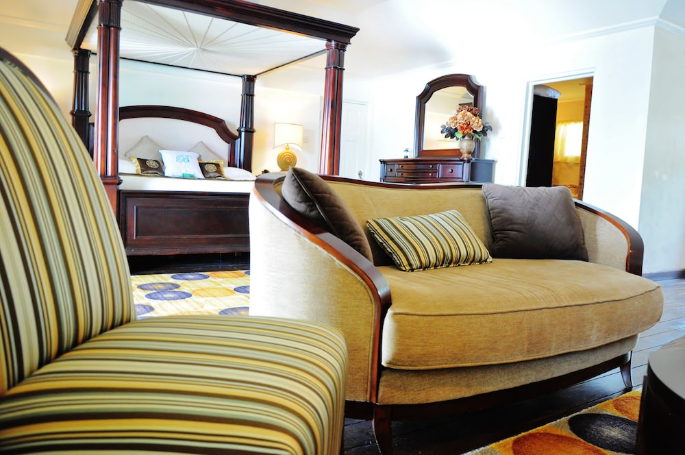 Beachcombers Hotel 14/77