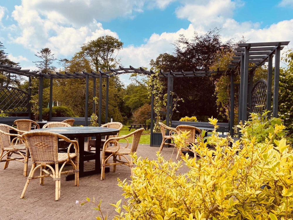 TWIN TREES HOTEL AND LEISURE CLUB(FORMERLY Downhill House Hotel) 48/54