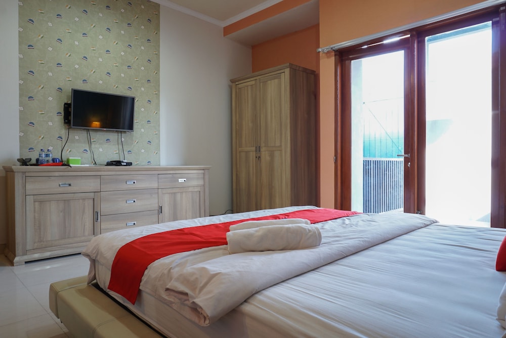 Residences By RedDoorz near Kemang Square 9/33