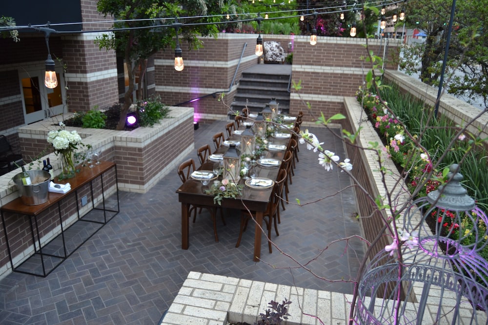 DoubleTree Suites by Hilton Austin Downtown Capitol 67/69