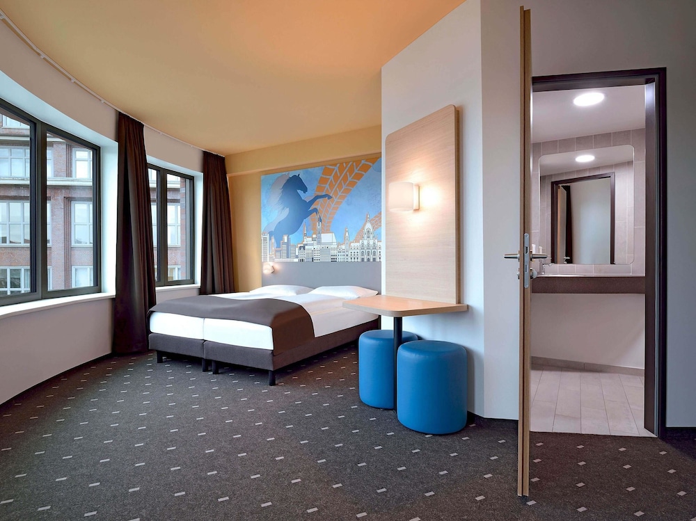 ROOM, TWIN BEDS