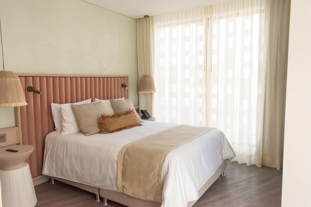 SUITE, QUEEN BED, BALCONY