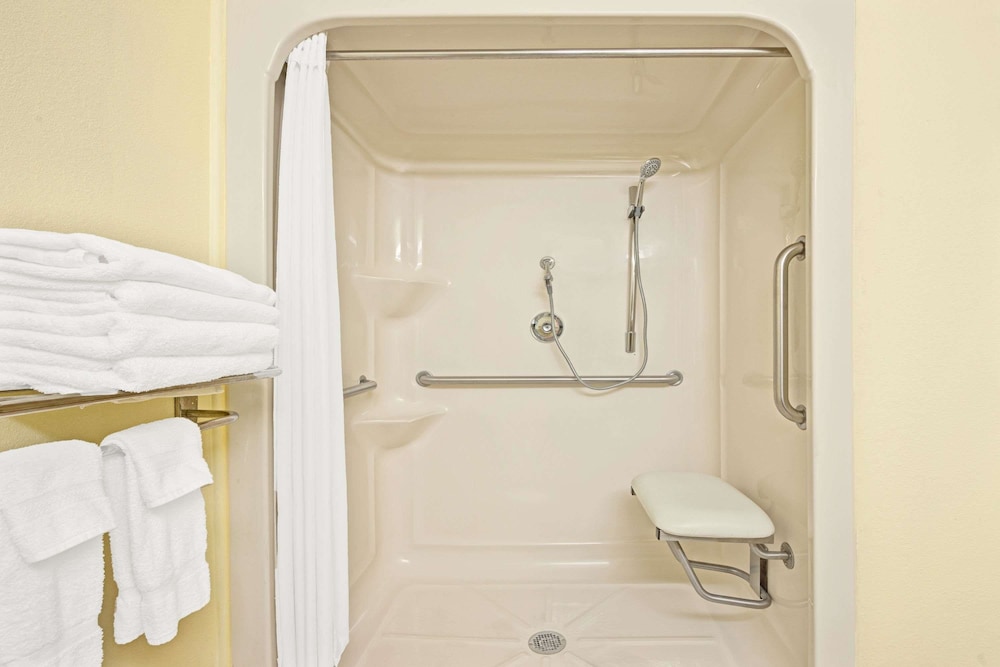 Microtel Inn And Suites Memphi 7/33
