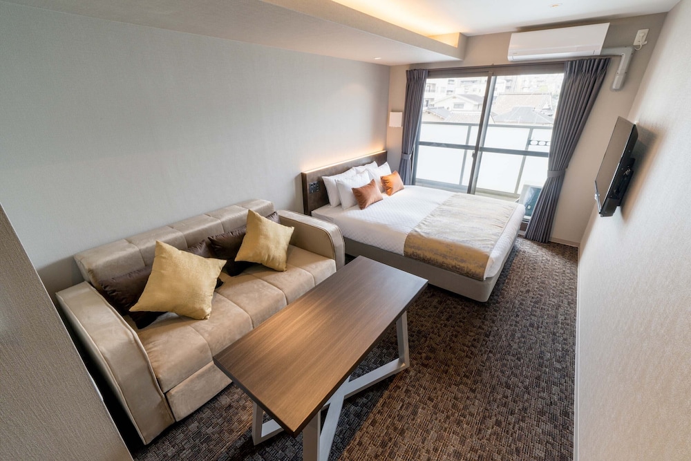 Rinn Sanjo Ohashi East 52/69