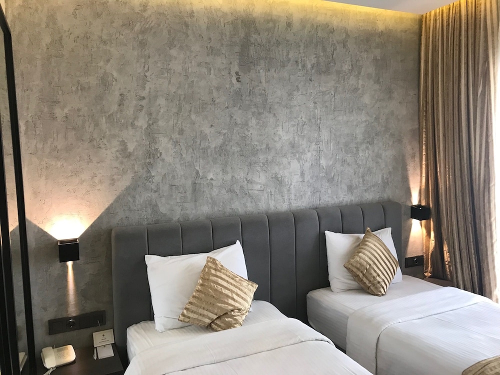 Orya Hotel 30/63