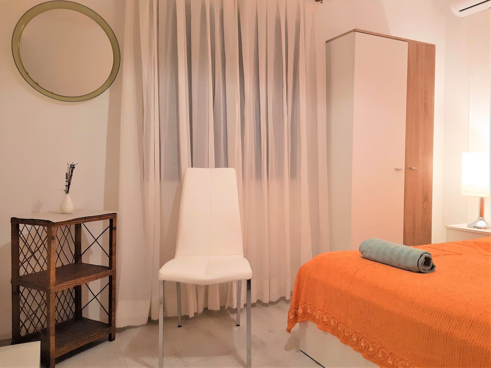 DRAGAN'S DEN HOSTEL 17/49