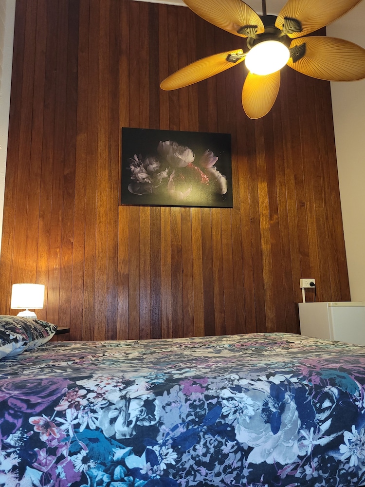 Paradise Travellers Rest 18/50