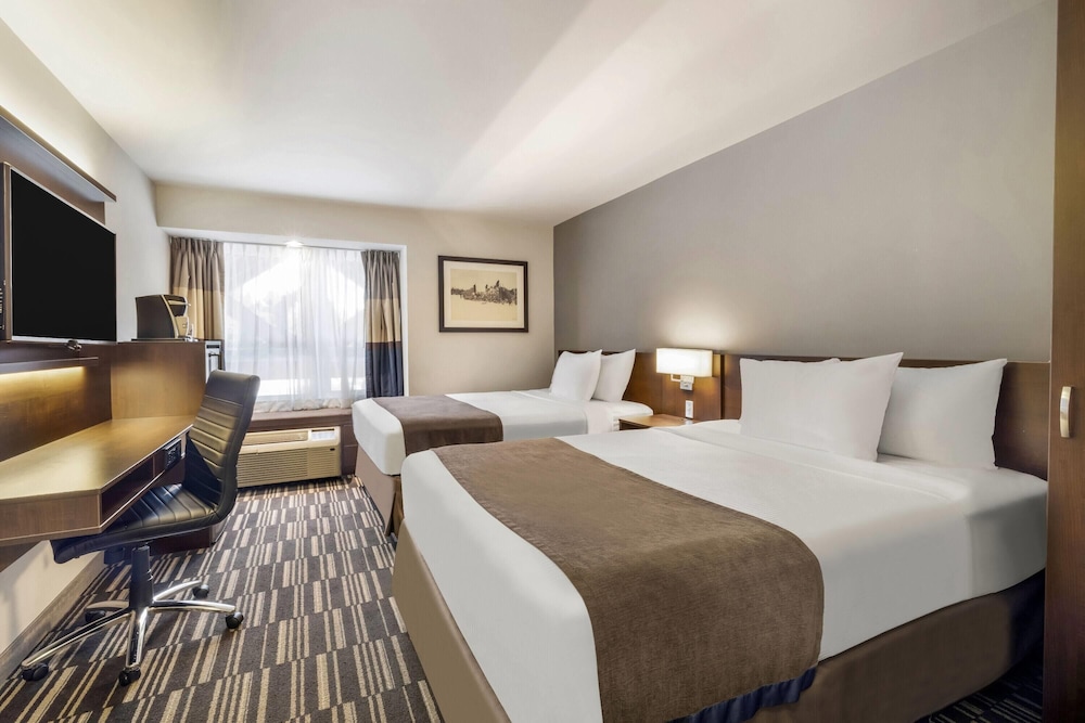 Microtel Inn & Suites by Wyndham Mont Tremblant 12/50