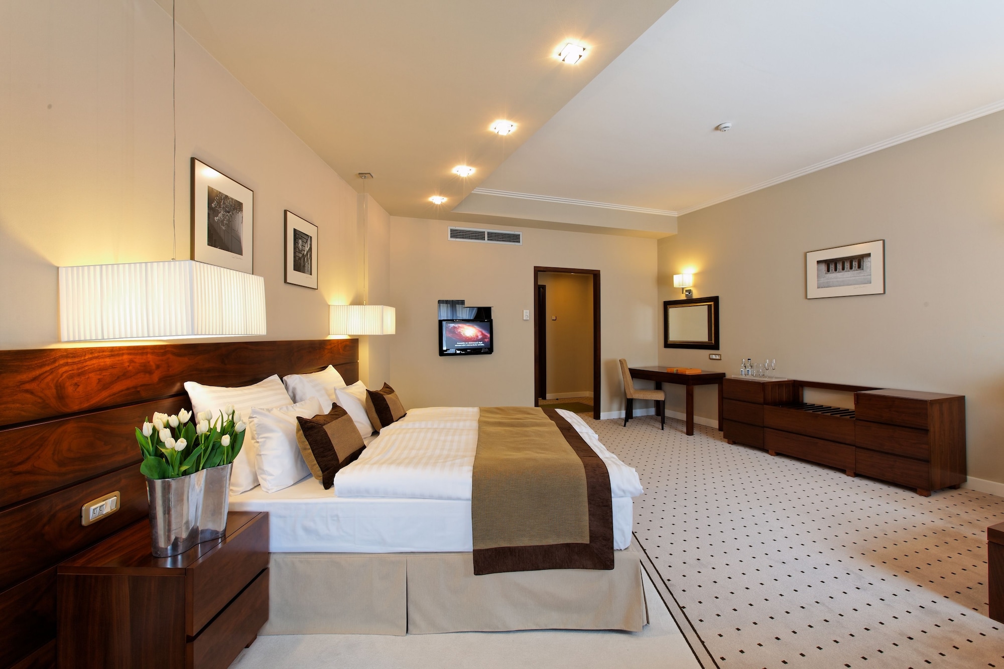 SUPERIOR, KING BED