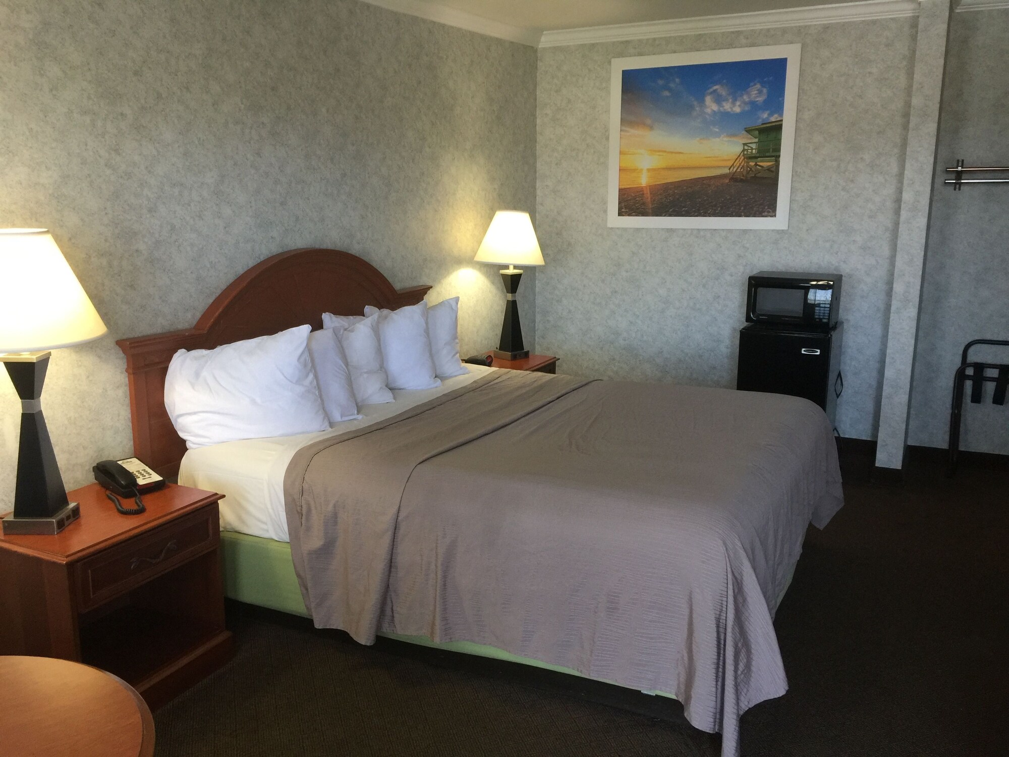 غرفة بسرير كينج مع أريكة لذوي الإعاقة، Days Inn By Wyndham Los Angeles Lax Redondo Manhattan Beach 6/10