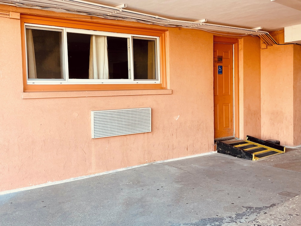 Skylark Motel 31/49