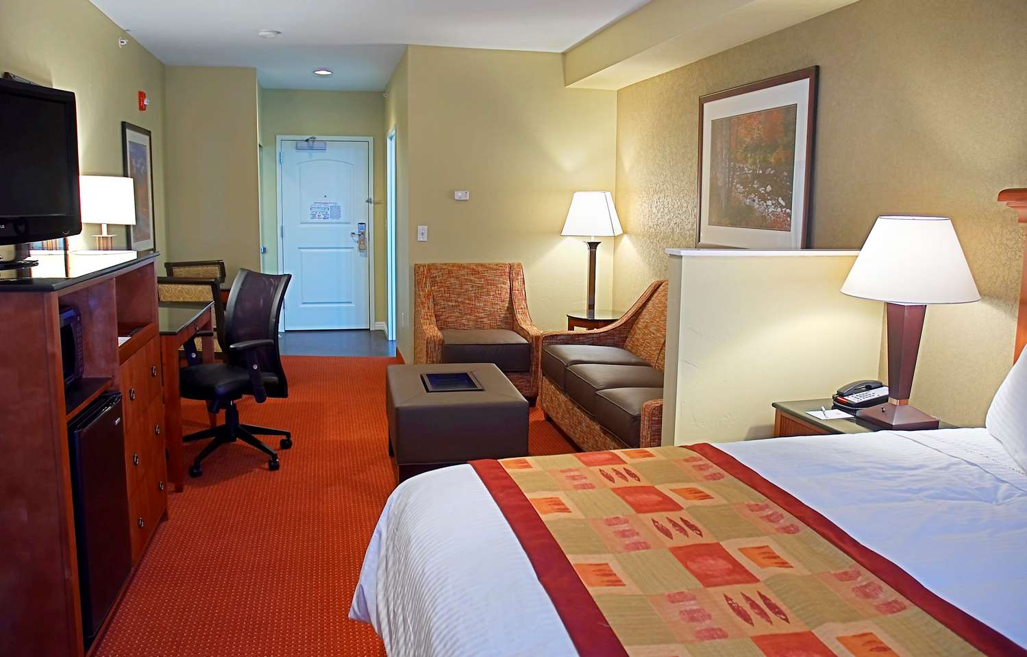 Suite, King Bed, Sofa 5/7