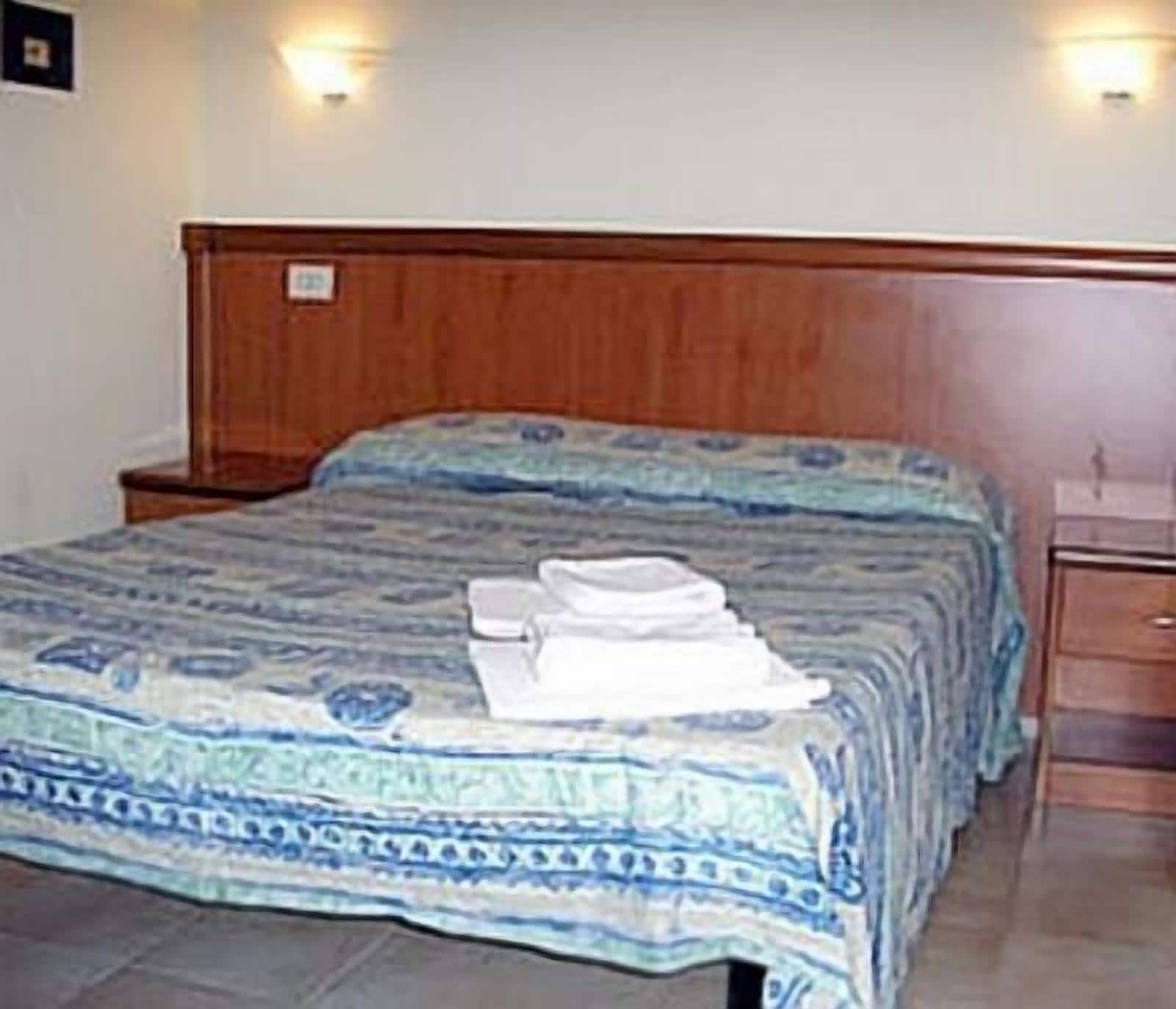 ROOM, DOUBLE BED