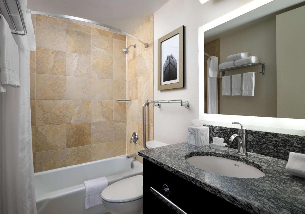 جناح بسرير كينج بغرفة نوم واحدة مع أريكة لذوي الإعاقة، Homewood Suites By Hilton Chicago Downtown/Magnificent Mile 2/2