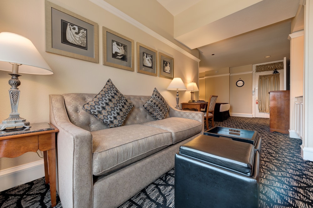 Gaslamp Plaza Suites 43/68