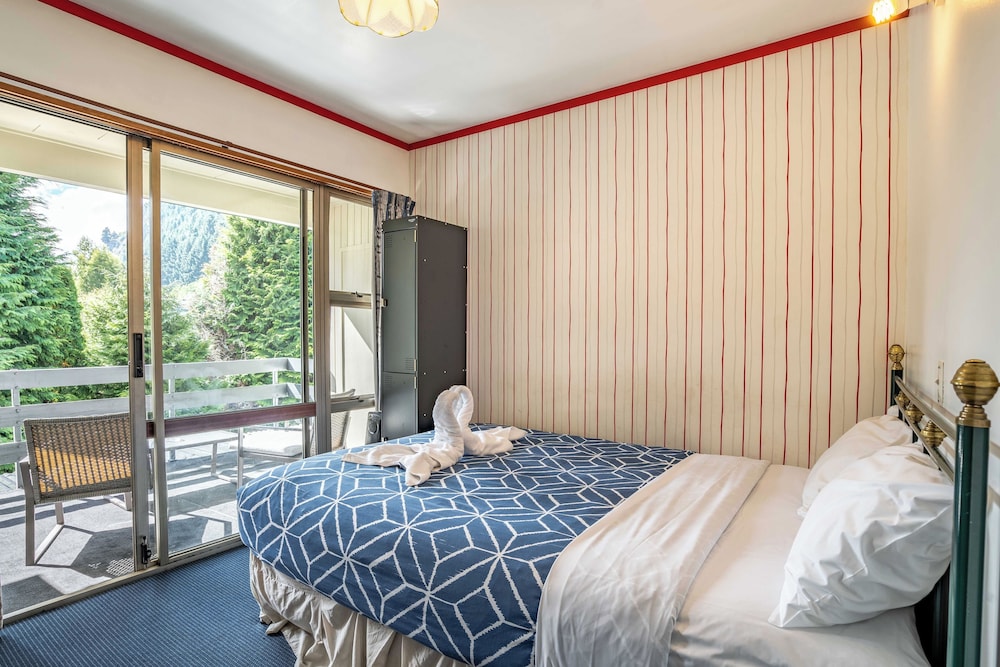 ROOM, QUEEN BED