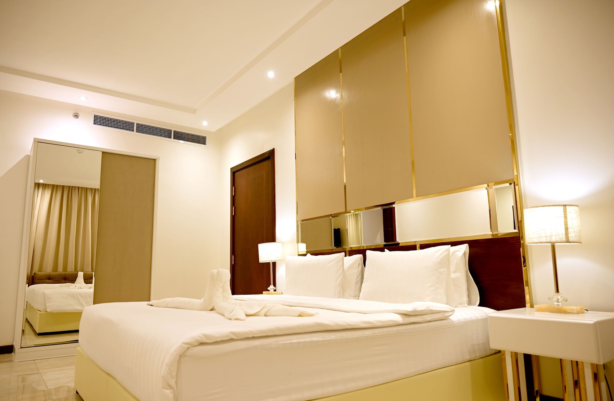 DELUXE, DOUBLE BED