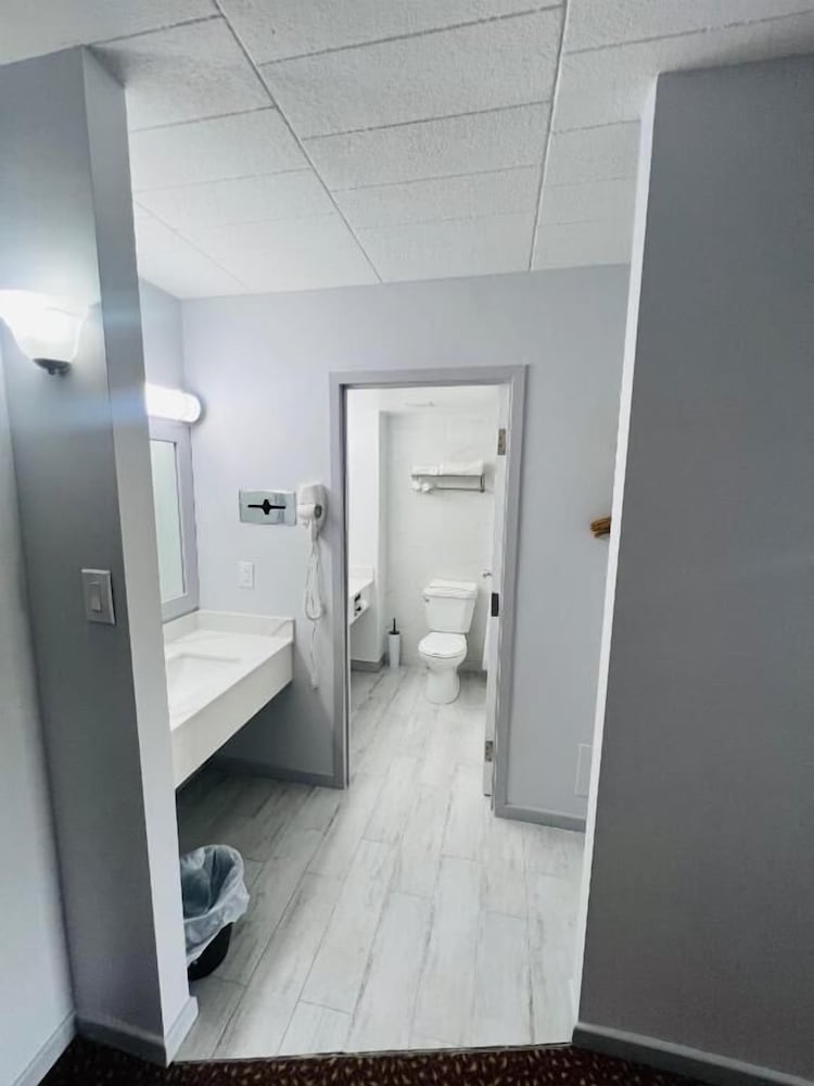 Lively Inn & Suites 61/61