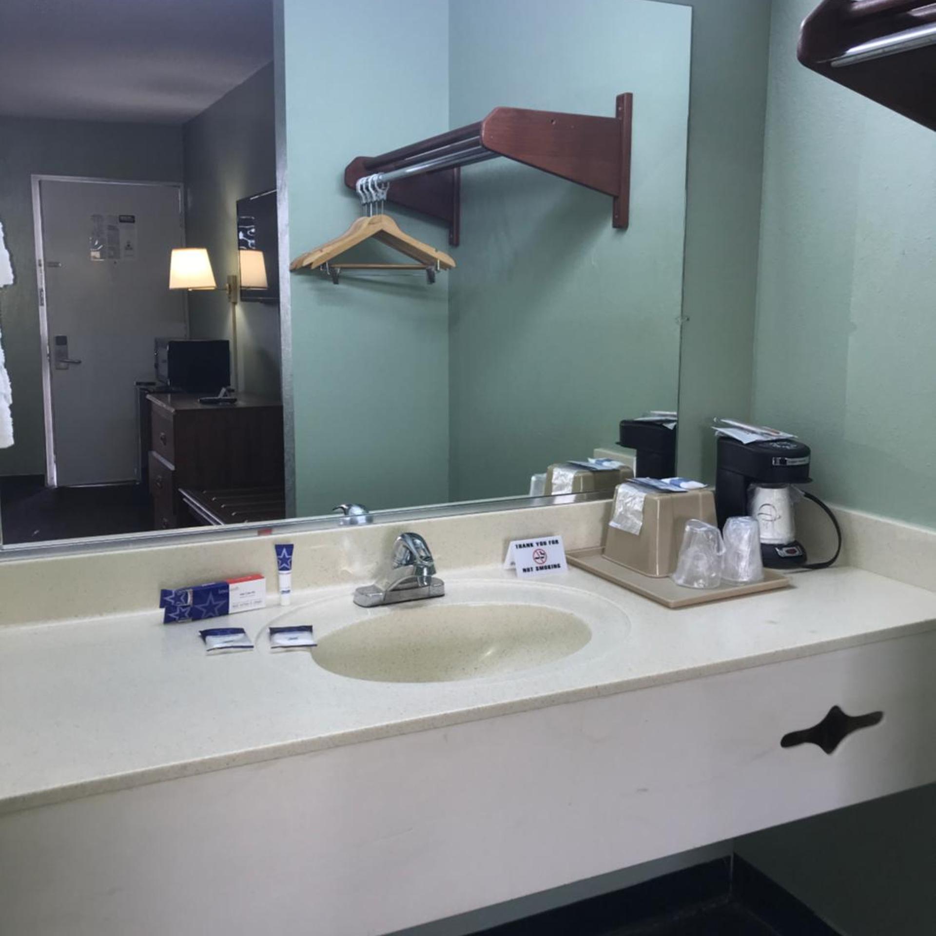 غرفة بسريرين مزدوجين للمدخنين، Americas Best Value Inn Manchester TN 4/4