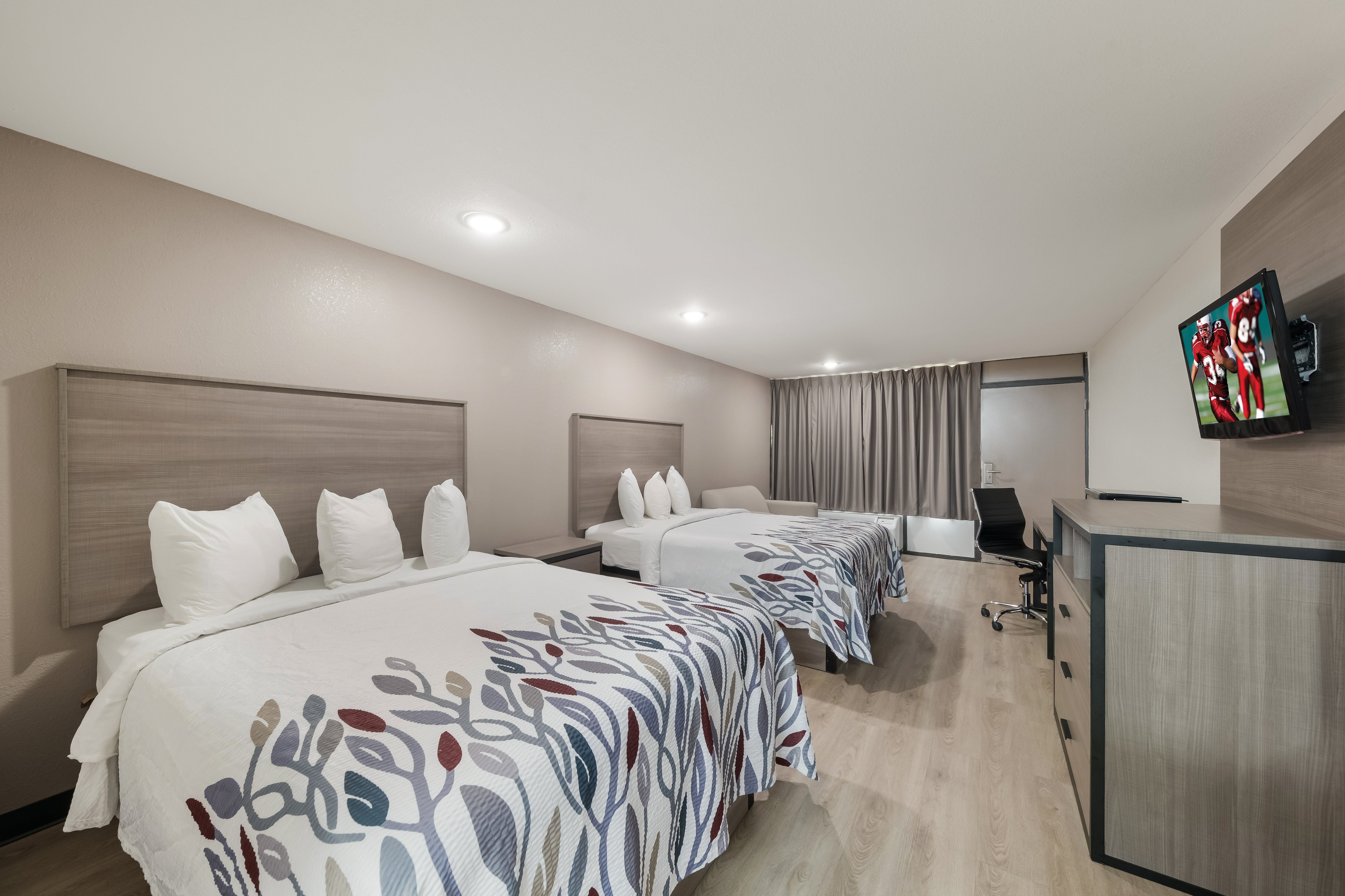 Deluxe, 2 Queen Beds, Pool Side