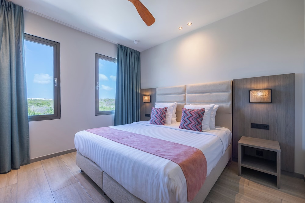DELUXE, SUITE, PREFERRED VIEW