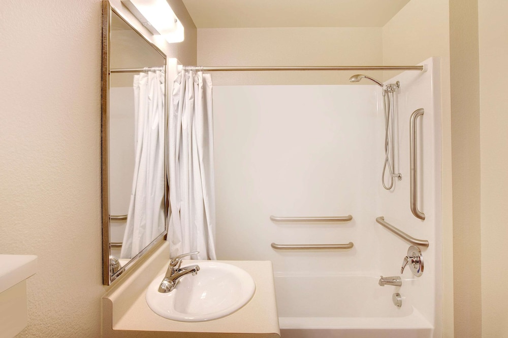 WoodSpring Suites Lake Charles 15/18