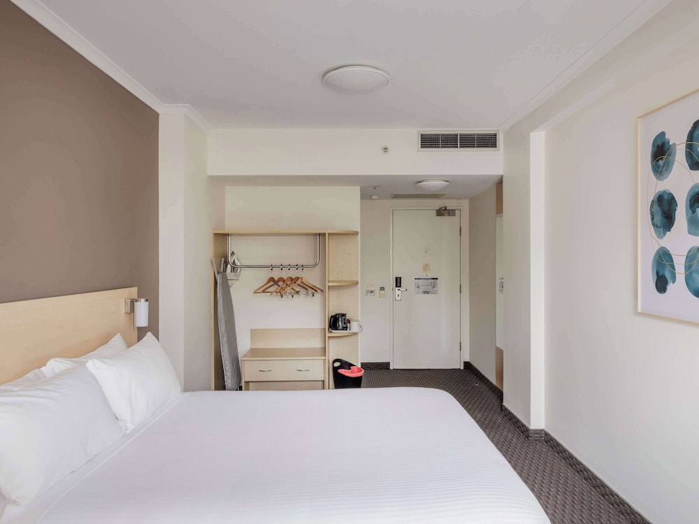 STANDARD, QUEEN BED