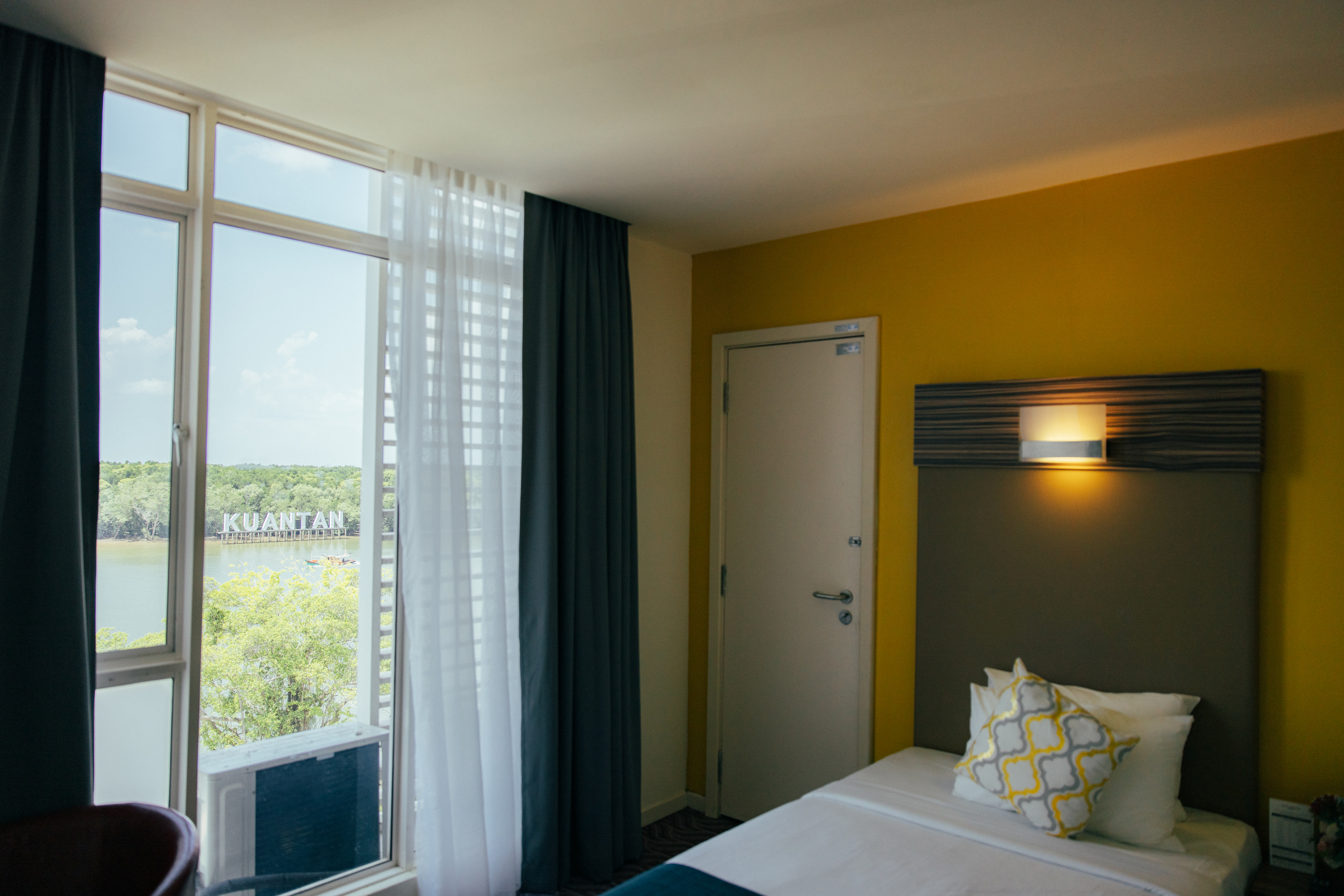PREMIER, DELUXE, TWIN BEDS