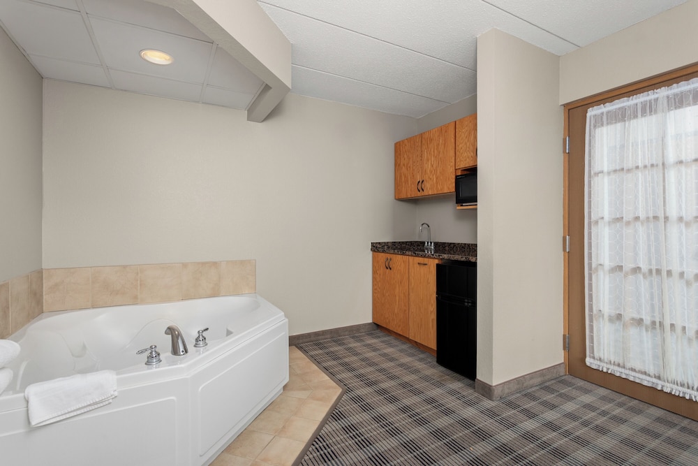 جناح بسرير كينج بغرفة نوم واحدة لذوي الإعاقة، Americinn By Wyndham Roseau 2/3
