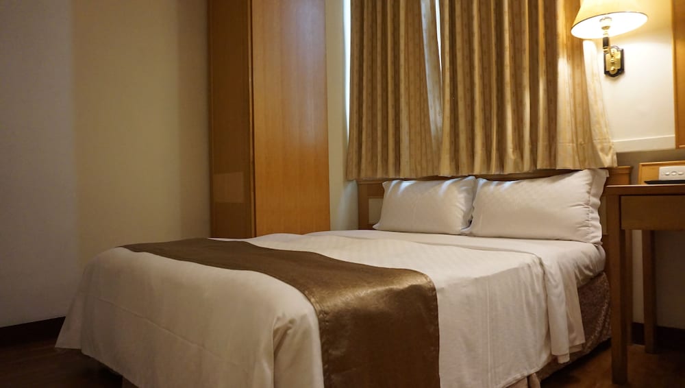 Riverside Hotel 10/50
