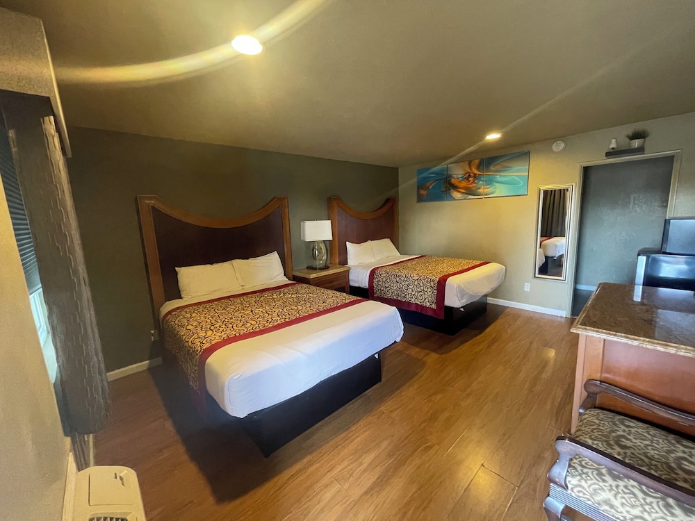 DELUXE, 2 QUEEN BEDS