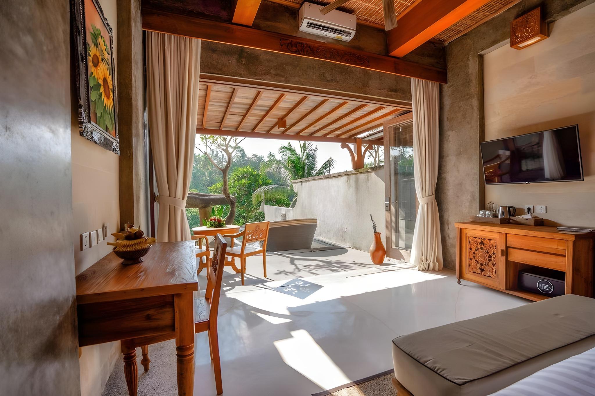 Royal, Pool, Suite, Valley View