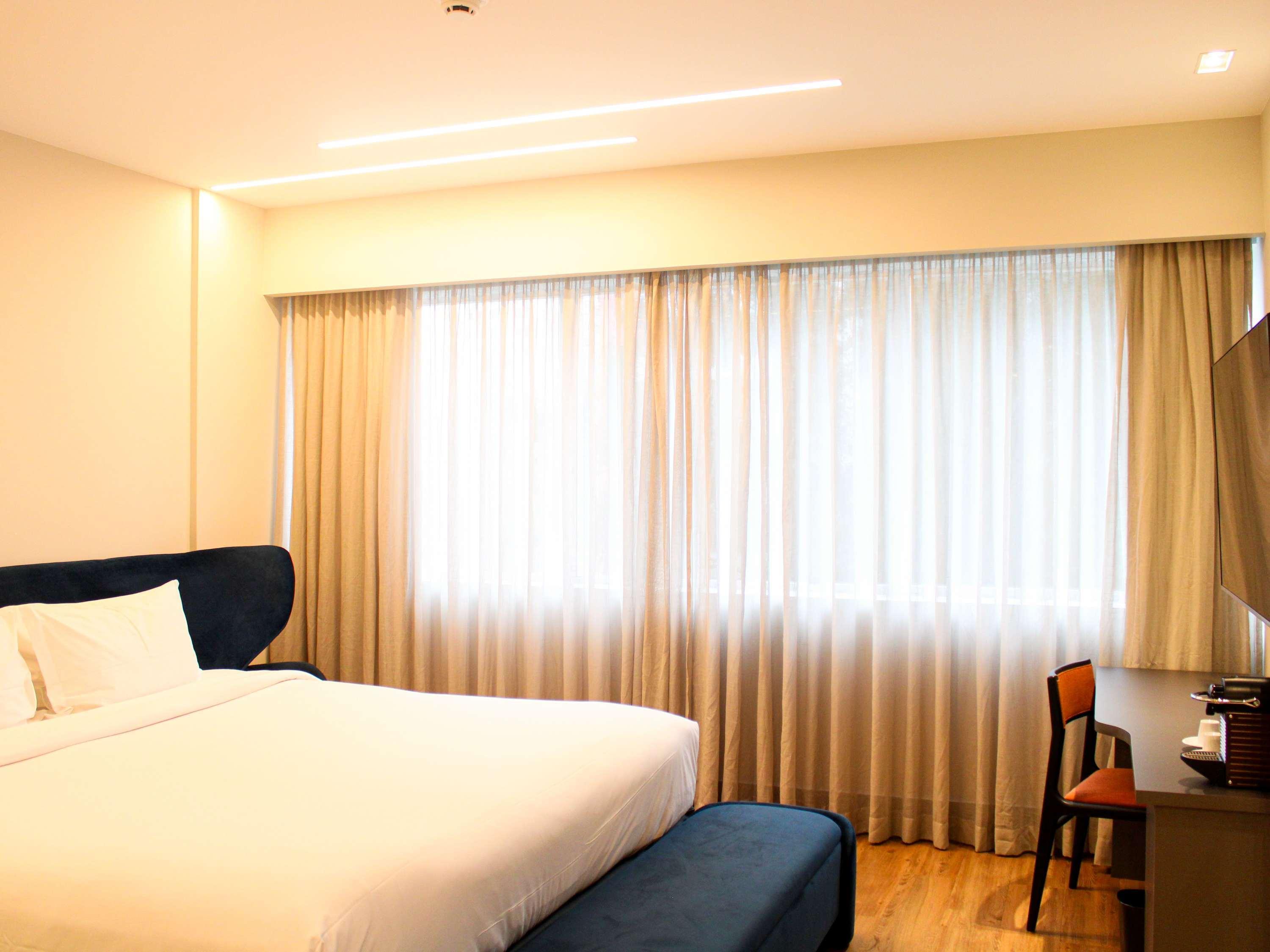 JUNIOR SUITE, QUEEN BED, LIVING AREA, BATHTUB