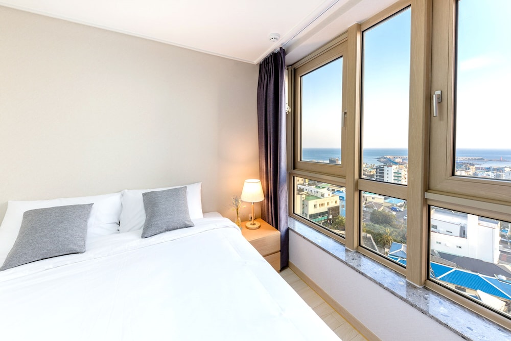 JUNIOR, TWIN BEDS, SEA VIEW