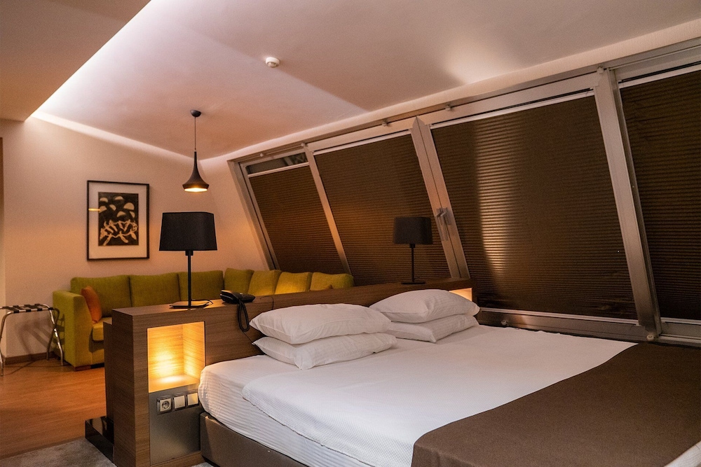 Modernity Hotel 4/37