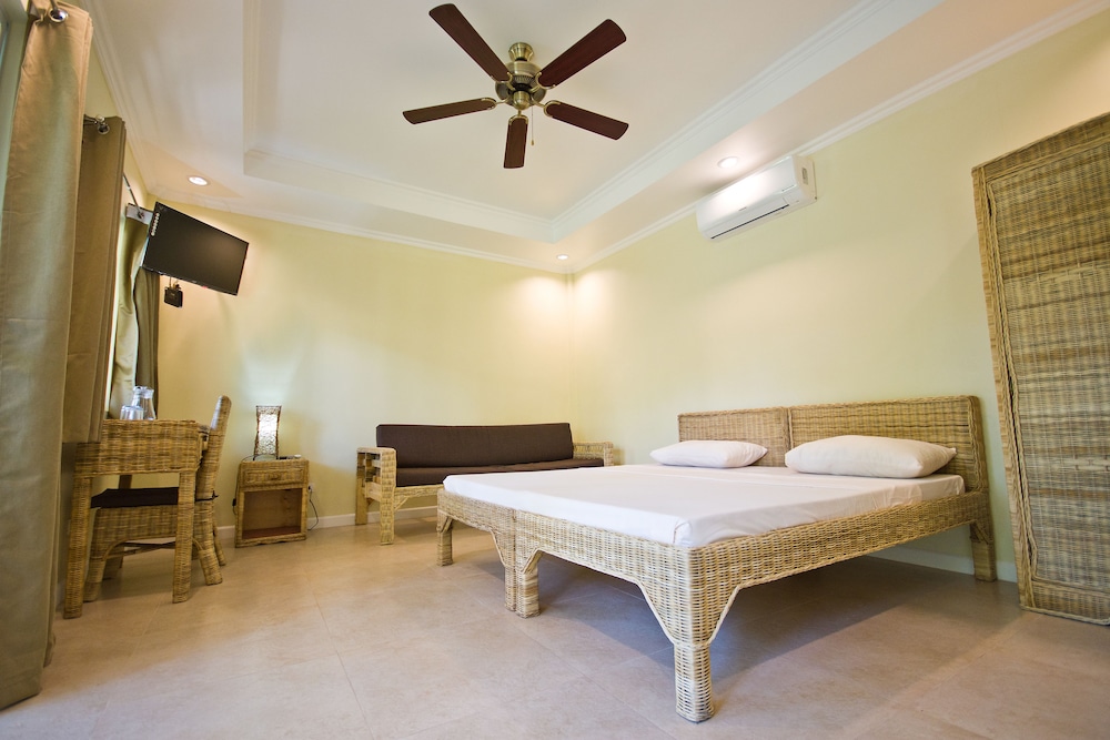 Mikes Dauin Beach Resort 36/70