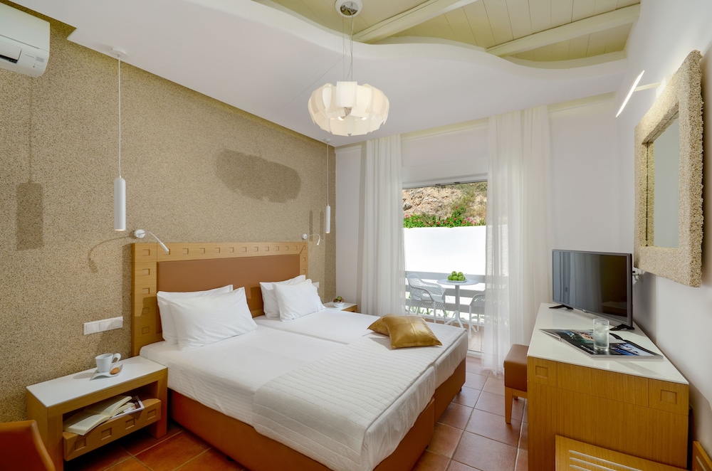 ROOM, DOUBLE OR TWIN BED, BALCONY
