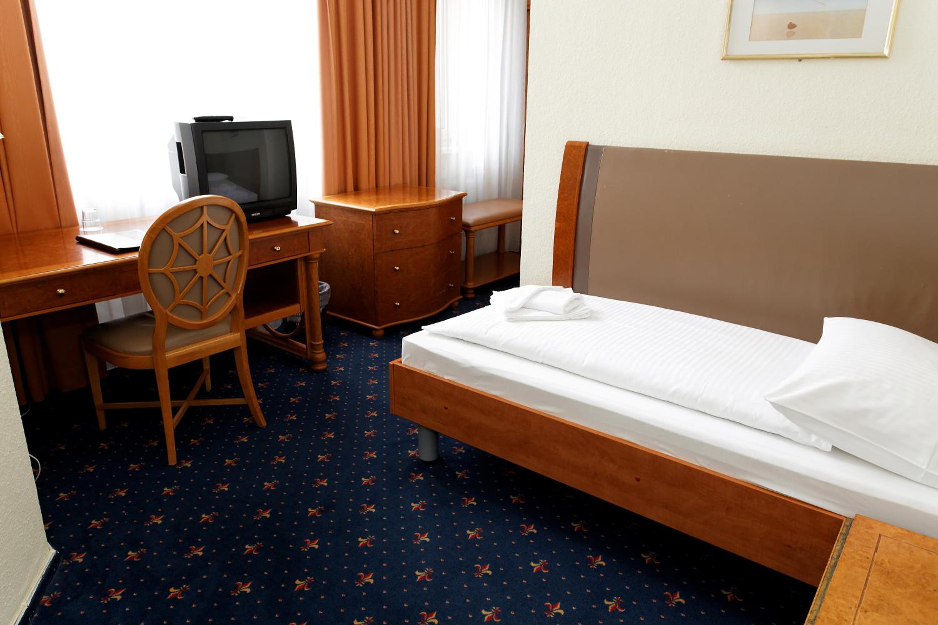 ROOM, SINGLE